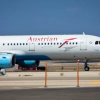 Un vol Austrian Airlines sur la piste de l’aéroport Ben Gurion le 3 août 2013. (Crédit : Moshe Shai/FLASH90)
