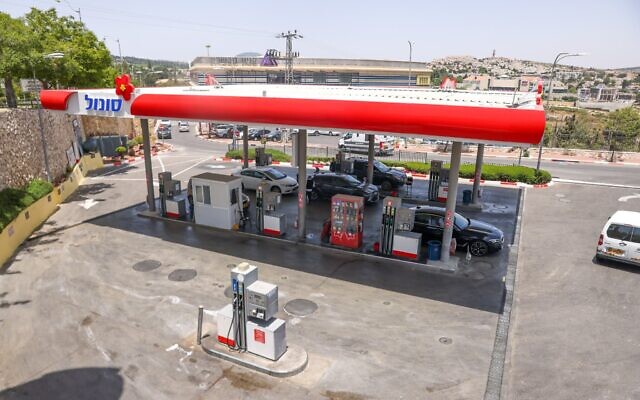 Des gens font le plein d'essence dans une station-service Sonol, à Mevasseret Zion, le 22 mai 2023. (Crédit : Yossi Aloni/FLASH90)