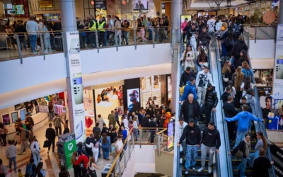 Photo d'Illustration : Des clients font leurs achats au centre commercial Azrieli à Tel Aviv, pendant les élections municipales, le 27 février 2024. (Crédit : Flash90)