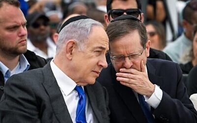 Le Premier ministre Benjamin Netanyahu et le président Isaac Herzog assistent à une cérémonie commémorative pour les Éthiopiens décédés lors de leur voyage vers Israël, au mont Herzl, le 5 juin 2024. (Arie Leib Abrams/Flash90)