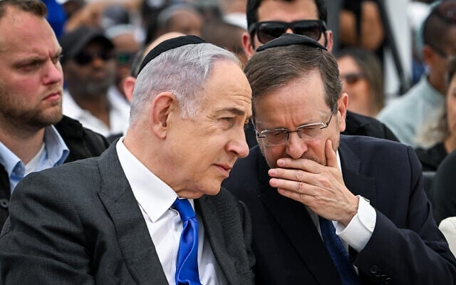 Le Premier ministre Benjamin Netanyahu et le président Isaac Herzog assistent à une cérémonie commémorative pour les Éthiopiens décédés lors de leur voyage vers Israël, au mont Herzl, le 5 juin 2024. (Arie Leib Abrams/Flash90)