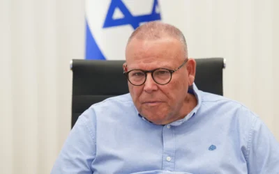 Le président de la fédération syndicale de la Histadrut, Arnon Bar-David, en visite à Kiryat Shmona, le 27 juin 2024. (Crédit : Ayal Margolin/Flash90)
