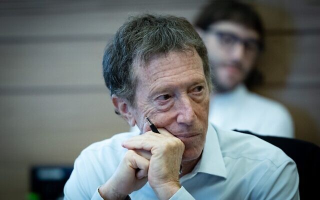 Le président du Conseil économique national, Avi Simhon, assistant à une réunion de la commission des Finances, à la Knesset à Jérusalem, le 16 septembre 2024. (Crédit : Yonatan Sindel/Flash90)