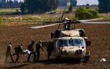 Des soldats israéliens évacuant une personne blessée par un missile tiré depuis le Liban, près de la frontière israélo-libanaise, le 22 octobre 2024. (Crédit : Ayal Margolin/Flash90)