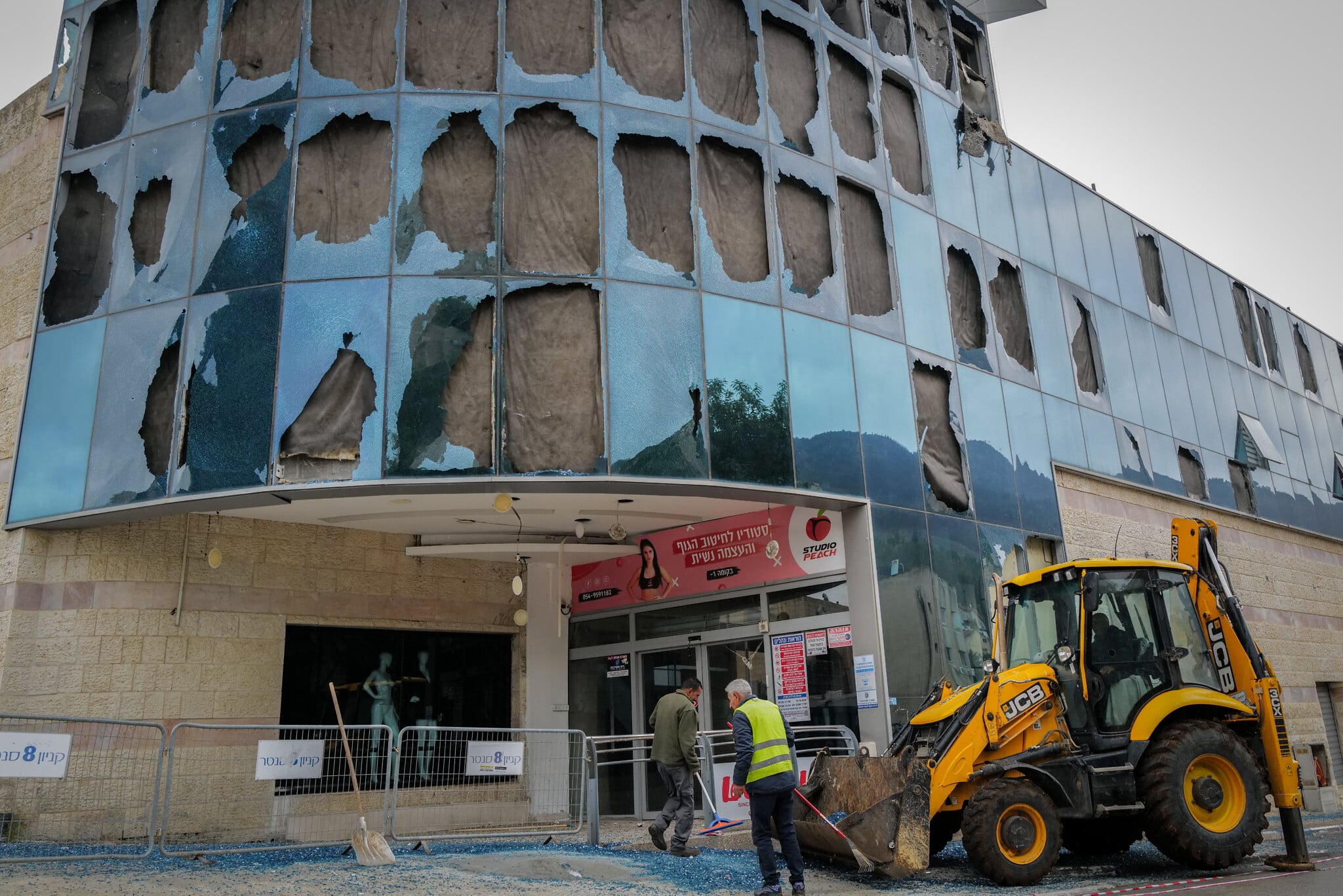 Des habitants de la ville de Kiryat Shmona, dans le nord du pays, constatent les dégâts causés à la gare routière centrale et au centre commercial de la ville après une attaque à la roquette du Hezbollah, le 27 novembre 2024. (Crédit : Michael Giladi/Flash90) Des habitants de la ville de Kiryat Shmona, dans le nord du pays, constatent les dégâts causés à la gare routière centrale et au centre commercial de la ville après une attaque à la roquette du Hezbollah, le 27 novembre 2024. (Crédit : Michael Giladi/Flash90)