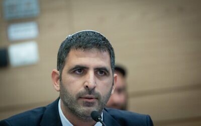 Le ministre des Communications, Shlomo Karhi, lors d'une réunion de la commission des Affaires économiques de la Knesset, à Jérusalem, le 18 décembre 2024. (Crédit : Chaïm Goldberg/Flash90)