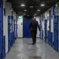 Cellules d'une prison du centre d'Israël, où sont détenus les prisonniers à haut risque du Hamas et du Hezbollah capturés lors de la récente guerre, le 8 janvier 2025. (Crédit : Chaim Goldberg/Flash90)