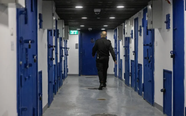 Cellules d'une prison du centre d'Israël, où sont détenus les prisonniers à haut risque du Hamas et du Hezbollah capturés lors de la récente guerre, le 8 janvier 2025. (Crédit : Chaim Goldberg/Flash90) Cellules d'une prison du centre d'Israël, où sont détenus les prisonniers à haut risque du Hamas et du Hezbollah capturés lors de la récente guerre, le 8 janvier 2025. (Crédit : Chaim Goldberg/Flash90)