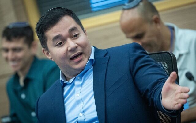 Le député Dan Illouz s’exprimant lors d’une réunion de la commission des Affaires économiques de la Knesset, à Jérusalem, le 26 mars 2025. (Crédit : Yonatan Sindel/Flash90)