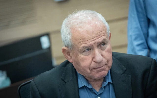 Le ministre de l’agriculture, Avi Dichter, assiste à une réunion de la commission économique à la Knesset, le 26 mars 2025. (Yonatan Sindel/Flash90)