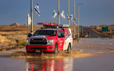 Les autorités bloquent la route 90 dans le désert du Néguev, après qu'elle a été inondée en raison de fortes pluies, le 4 mai 2025. (Crédit : David Cohen/Flash90) Les autorités bloquent la route 90 dans le désert du Néguev, après qu'elle a été inondée en raison de fortes pluies, le 4 mai 2025. (Crédit : David Cohen/Flash90)