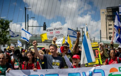 Des manifestants protestent contre le Premier ministre Benjamin Netanyahu et son gouvernement. Une petite pancarte blanche indique : « Un gouvernement qui a oublié ce que signifie être Juif », près de la Knesset à Jérusalem, le 5 mai 2025.  (Crédit : Chaim Goldberg/Flash90)