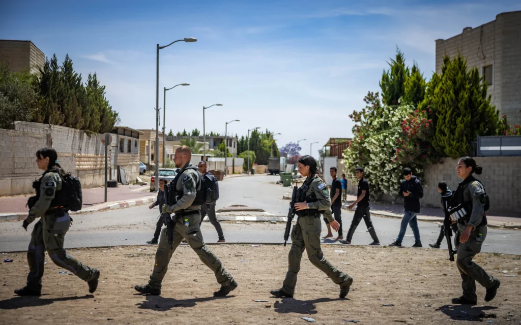 Les forces de sécurité israéliennes mènent un raid dans la ville bédouine de Rahat, le 7 mai 2025. (Chaim Goldberg/Flash90)