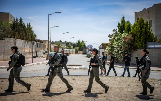Les forces de sécurité israéliennes mènent un raid dans la ville bédouine de Rahat, le 7 mai 2025. (Chaim Goldberg/Flash90)