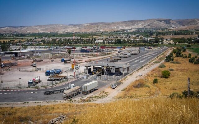 Vue du poste-frontière Sheikh Hussein, l'un des trois passages frontaliers internationaux entre la Jordanie et Israël, le 20 mai 2025. (Crédit : Ayal Margolin/Flash90) Vue du poste-frontière Sheikh Hussein, l'un des trois passages frontaliers internationaux entre la Jordanie et Israël, le 20 mai 2025. (Crédit : Ayal Margolin/Flash90)