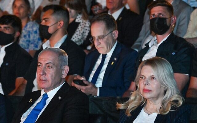 Tzahi Braverman (au centre) regardant son téléphone alors qu'il est assis derrière le Premier ministre Benjamin Netanyahu (à gauche) lors d'une cérémonie organisée à l'occasion de la Journée de Jérusalem, à Jérusalem, le 26 mai 2025. (Crédit : Arie Leib Abrams/Flash90)