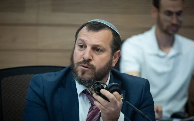 Le ministre du Patrimoine Amichaï Eliyahu s’exprimant lors d’une réunion de la commission de l’Éducation, de la Culture et des Sports de la Knesset, à Jérusalem, le 7 juillet 2025. (Crédit : Yonatan Sindel/Flash90) Le ministre du Patrimoine Amichaï Eliyahu s’exprimant lors d’une réunion de la commission de l’Éducation, de la Culture et des Sports de la Knesset, à Jérusalem, le 7 juillet 2025. (Crédit : Yonatan Sindel/Flash90)