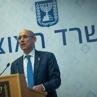 Le gouverneur de la Banque centrale d'Israël, Amir Yaron, s'exprimant lors d'une conférence de presse, au ministère des Finances, à Jérusalem, le 6 août 2025. (Crédit : Yonatan Sindel/Flash90)