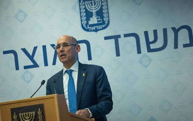 Le gouverneur de la Banque centrale d'Israël, Amir Yaron, s'exprimant lors d'une conférence de presse, au ministère des Finances, à Jérusalem, le 6 août 2025. (Crédit : Yonatan Sindel/Flash90)