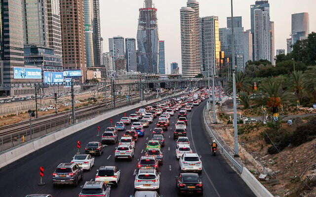 Des embouteillages sur l'autoroute Ayalon, près de Tel Aviv, à la veille de Rosh HaShana, le 22 septembre 2025. (Crédit : Yehoshua Yosef/Flash90)