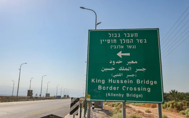 Une vue de la route menant au pouste-frontière d'Allenby après sa fermeture par les autorités israéliennes à la suite de l'attaque au couteau et à l'arme à feu de la semaine dernière, le 24 septembre 2025. (Crédit : Jamal Awad/Flash90) Une vue de la route menant au pouste-frontière d'Allenby après sa fermeture par les autorités israéliennes à la suite de l'attaque au couteau et à l'arme à feu de la semaine dernière, le 24 septembre 2025. (Crédit : Jamal Awad/Flash90)