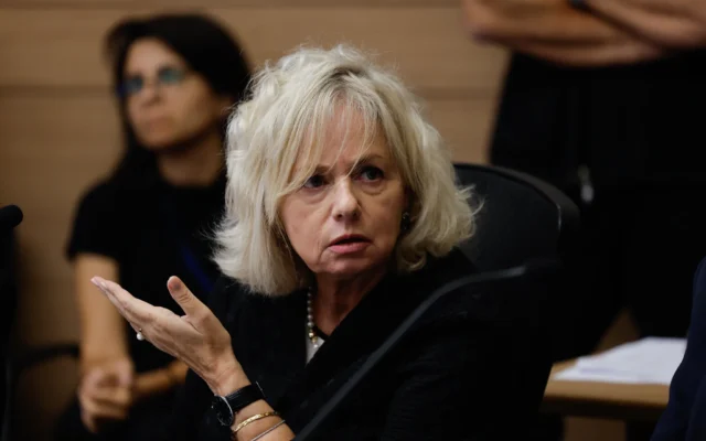 La procureure générale Gali Baharav-Miara lors d’une réunion de la commission de la Constitution, du Droit et de la Justice, à la Knesset, le 30 septembre 2025. (Crédit : Oren Ben Hakoon/Flash90)