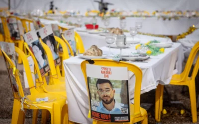 Affiche de Ran Gvili, le dernier otage dont le corps est toujours retenu à Gaza, sur la place des Otages à Tel Aviv. 9 décembre 2025. (Crédit : Miriam Alster/FLASH90)