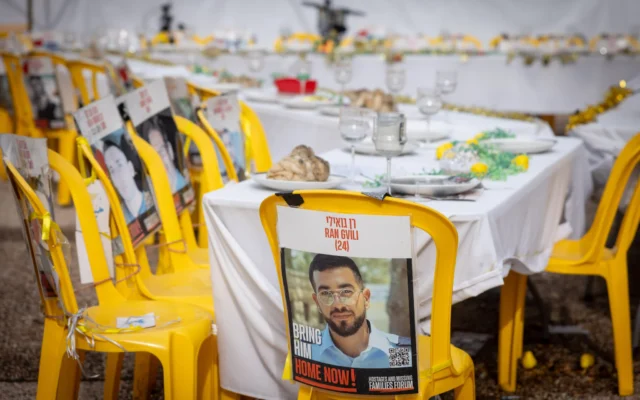 Affiche de Ran Gvili, le dernier otage dont le corps est toujours retenu à Gaza, sur la place des Otages à Tel Aviv. 9 décembre 2025. (Crédit : Miriam Alster/FLASH90)