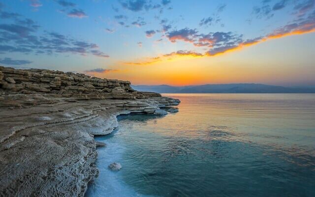 Lever du soleil sur la mer Morte. 17 octobre 2025. (Crédit : Edi Israel/Flash90) Lever du soleil sur la mer Morte. 17 octobre 2025. (Crédit : Edi Israel/Flash90)