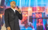 Le chanteur israélien Eyal Golan se produisant, au Hayarkon Park de Tel Aviv, le 25 octobre 2025. (Crédit : Aloni Mor/Flash90)
