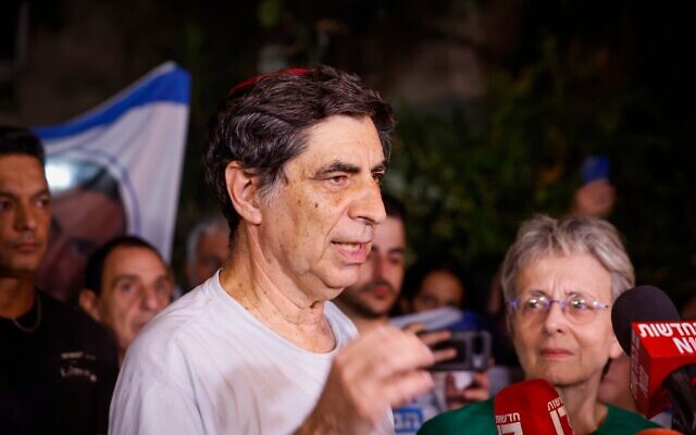Simcha (au micro) et Leah Goldin, parents du lieutenant Hadar Goldin, tiennent une conférence de presse devant leur domicile à Kfar Saba, le 9 novembre 2025, quelques heures après le rapatriement du corps d'Hadar en Israël, détenu par le Hamas à Gaza depuis 2014. (Crédit : Tal Gal/Flash90)