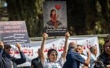 Des membres de la communauté arabe israélienne manifestant contre la violence qui sévit dans leur communauté, devant le bureau du Premier ministre, à Jérusalem, le 9 novembre 2025. (Crédit : Yonatan Sindel/Flash90)