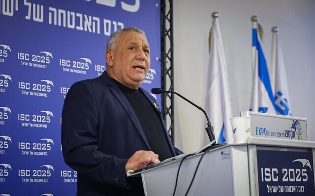 Gadi Eisenkot s'exprimant lors de la conférence ISC, à Tel Aviv, le 12 novembre 2025. (Crédit : Tal Gal/Flash90)
