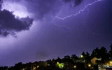 Illustration : Des éclairs zèbrent le ciel de Haute-Galilée, lors d'une tempête, le 13 novembre 2025. (Ayal Margolin/Flash90)