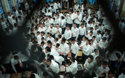 Des juifs ultra-orthodoxes de la yeshiva de Ponevezh se réunissent dans une salle d'étude à Bnei Brak, le 19 novembre 2025. (Crédit : Erik Marmor/Flash90)