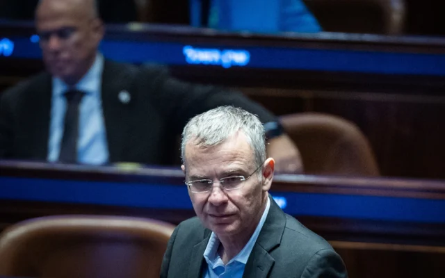 Le ministre de la Justice Yariv Levin assistant à une séance plénière dans la salle de l'Assemblée de la Knesset, à Jérusalem, le 19 novembre 2025. (Crédit : Yonatan Sindel/Flash90)