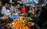 Des Palestiniens font leurs courses dans un marché de Khan Younis, dans le sud de la bande de Gaza, le 21 novembre 2025. (Crédit : Abed Rahim Khatib/Flash90)