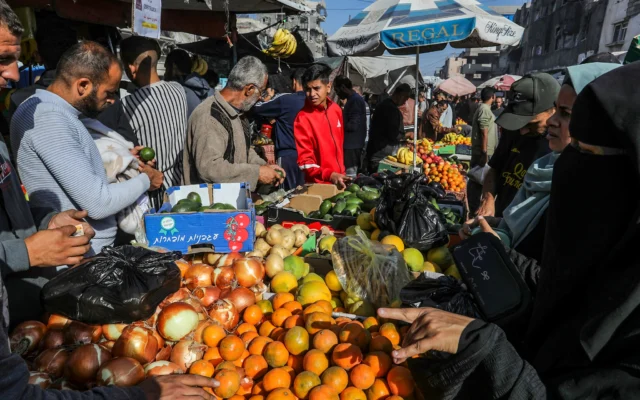 Des Palestiniens font leurs courses dans un marché de Khan Younis, dans le sud de la bande de Gaza, le 21 novembre 2025. (Crédit : Abed Rahim Khatib/Flash90) Des Palestiniens font leurs courses dans un marché de Khan Younis, dans le sud de la bande de Gaza, le 21 novembre 2025. (Crédit : Abed Rahim Khatib/Flash90)
