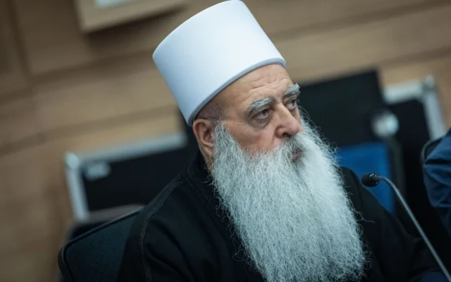 Le cheikh Muafak Tarif, chef religieux druze en Israël, assiste à une réunion de la commission des affaires étrangères et de la défense à la Knesset, le Parlement israélien à Jérusalem, le 24 novembre 2025. (Crédit : Yonatan Sindel/Flash90)