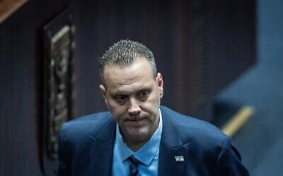 Le ministre de Culture et Sports, Miki Zohar, assistant à une séance plénière dans la salle plénière de la Knesset, à Jérusalem, le 26 novembre 2025. (Crédit : Yonatan Sindel/Flash90)