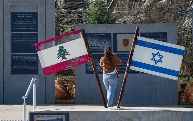 Illustration : Un drapeau libanais et un drapeau d'Israël placés côte à côte lors d'une cérémonie commémorative en l'honneur des soldats tombés au combat de l'Armée du Sud-Liban, près de la frontière israélo-libanaise, le 27 novembre 2025. (Crédit : Ayal Margolin/Flash90) Illustration : Un drapeau libanais et un drapeau d'Israël placés côte à côte lors d'une cérémonie commémorative en l'honneur des soldats tombés au combat de l'Armée du Sud-Liban, près de la frontière israélo-libanaise, le 27 novembre 2025. (Crédit : Ayal Margolin/Flash90)