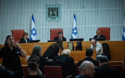 Le président de la Haute Cour, Isaac Amit, arrive à l'audience sur les requêtes contre la nomination du juge à la retraite Yosef Ben-Hamo à la tête de l'enquête sur la fuite concernant les abus à Sde Teiman, à la Haute Cour de justice de Jérusalem, le 27 novembre 2025. (Crédit : Yonatan Sindel/Flash90)