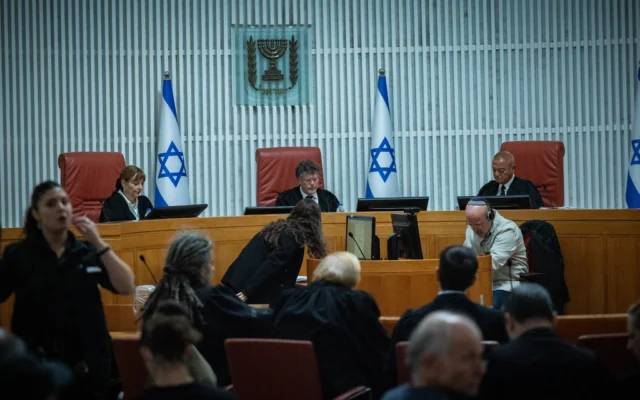 Le président de la Haute Cour, Isaac Amit, arrive à l'audience sur les requêtes contre la nomination du juge à la retraite Yosef Ben-Hamo à la tête de l'enquête sur la fuite concernant les abus à Sde Teiman, à la Haute Cour de justice de Jérusalem, le 27 novembre 2025. (Crédit : Yonatan Sindel/Flash90)