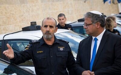 Le ministre de la Sécurité nationale, Itamar Ben Gvir, et le chef de la police, Danny Levy, assistent à une cérémonie au siège de la police israélienne, à Jérusalem, le 30 novembre 2025. (Crédit : Chaïm Goldberg/Flash90)