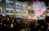 Des Juifs ultra-orthodoxes participant à un défilé pour célébrer la libération d'un réfractaire à la conscription qui a été libéré de prison militaire, le 30 novembre 2025. (Crédit : Chaïm Goldberg/Flash90)