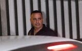 Le commandant de l'unité Lahav 433, Manny Binyamin, quittant le département des enquêtes internes de la police, à Jérusalem, le 30 novembre 2025 (Crédit : Yonatan Sindel/Flash90)