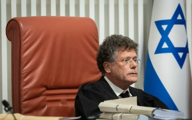Le président de la Cour suprême Isaac Amit, à la Cour suprême de Jérusalem, le 1ᵉʳ décembre 2025. (Crédit : Chaïm Goldberg/Flash90)