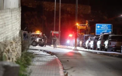 Des membres des forces de l'ordre israéliennes près des lieux d'un attentat dans un embouteillage, non loin d'Hébron, en Cisjordanie, le 1er décembre 2025. (Wisam Hashlamoun/Flash90) Des membres des forces de l'ordre israéliennes près des lieux d'un attentat dans un embouteillage, non loin d'Hébron, en Cisjordanie, le 1er décembre 2025. (Wisam Hashlamoun/Flash90)