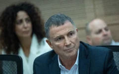 Le député Yuli Edelstein (Likud) assiste à une réunion de la commission des Affaires étrangères et de la Défense de la Knesset, à Jérusalem, le 2 décembre 2025. (Crédit : Yonatan Sindel/Flash90)