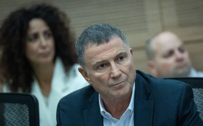 Le député Yuli Edelstein (Likud) assiste à une réunion de la commission des Affaires étrangères et de la Défense de la Knesset, à Jérusalem, le 2 décembre 2025. (Crédit : Yonatan Sindel/Flash90)